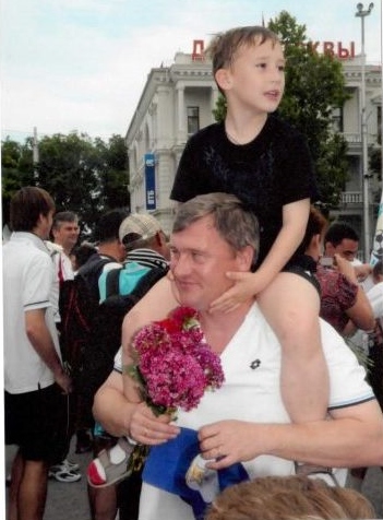 Лещинский Олег с сыном на Нахимова после выхода в Премьер-лигу