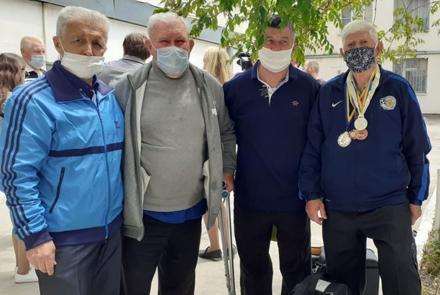 Ветераны севастопольского футбола получили материальную помощь от Олимпийского комитета России