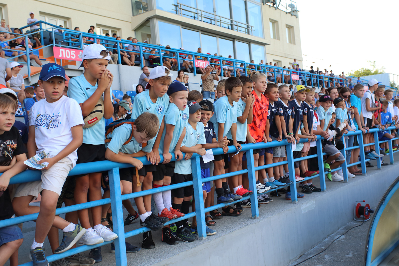 Новый автобус для футбольного клуба «Севастополь» и подарки для детей: на СОК «Севастополь» прошел спортивный праздник