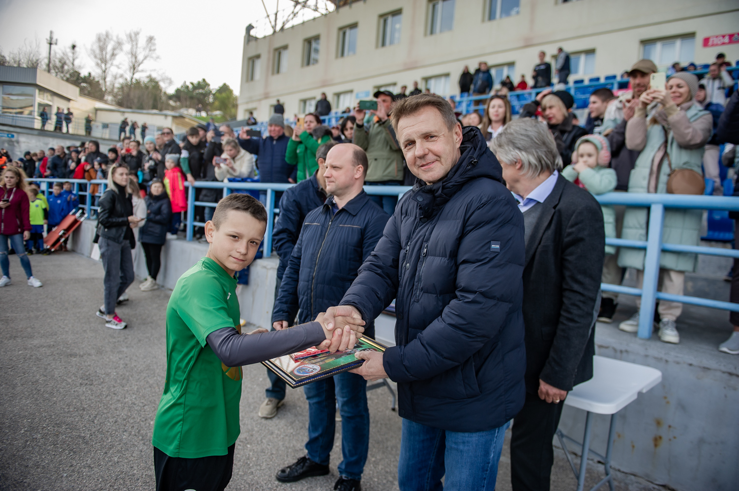 Юным севастопольским футболистам вручили флаги города-героя